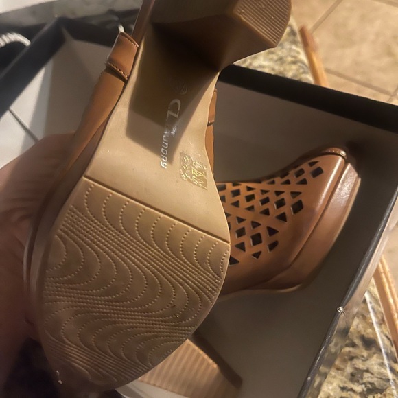 Elegant Tan Cutout Peep-Toe Heels - Picture 3 of 4